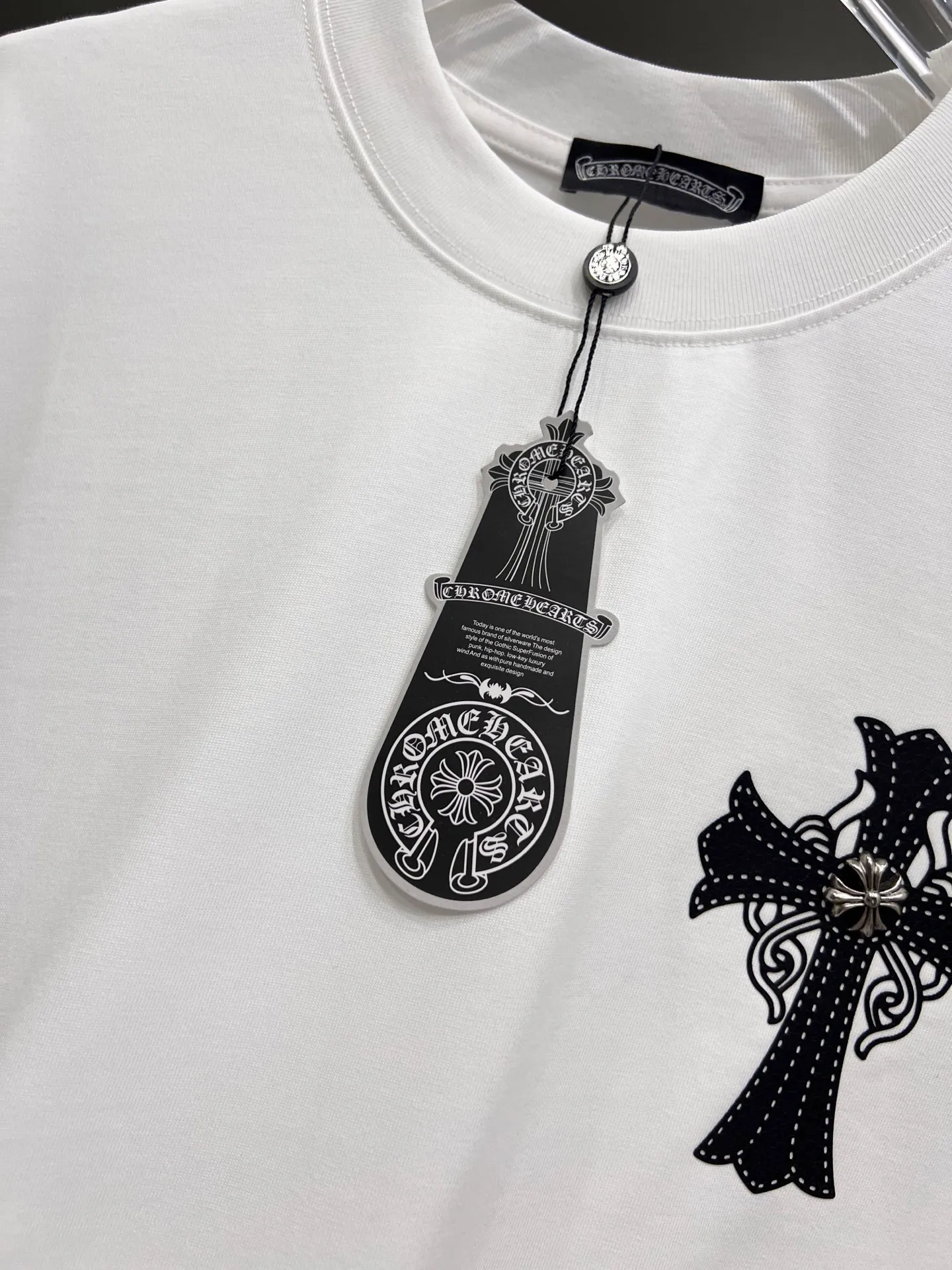 🅿️190 CH Crow 2025 Autumn and Winter New Short-sleeved T-shirt Cross leather craft Customized hardware metal + Middle Eastern Australian diamond design craft The real thing is great🔥Same style for men and women, loose version Size S M L XL XXL Five sizes black white